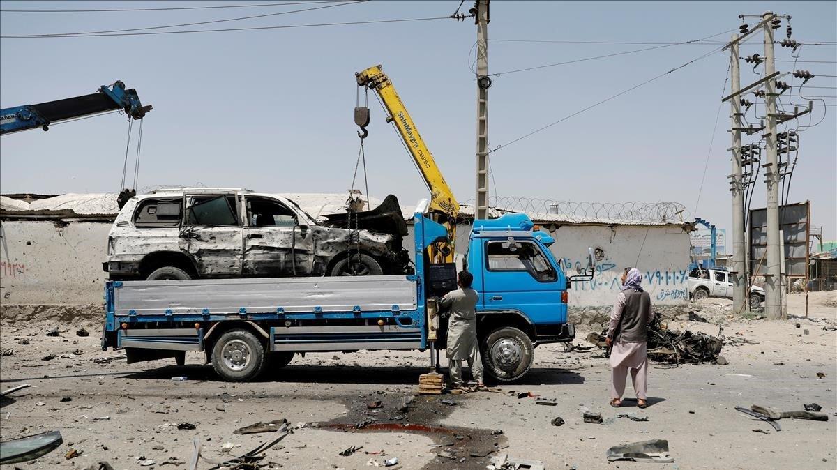 zentauroepp49208830 men remove a damaged vehicle which was hit by a car bomb att190725124147