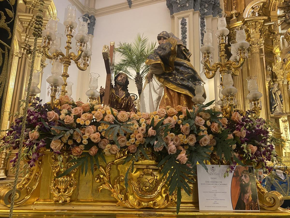 El paso de 'Encuentro camino del Calvario', con su arreglo floral, expuesto este Viernes de Dolores en San Nicolás.