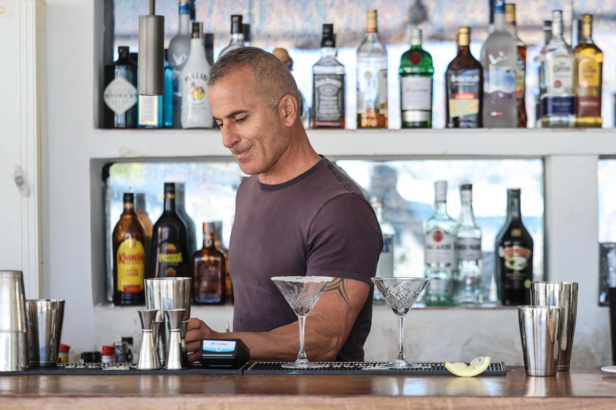 Edgar de 'El Point' sirviendo una copa detrás de la barra.