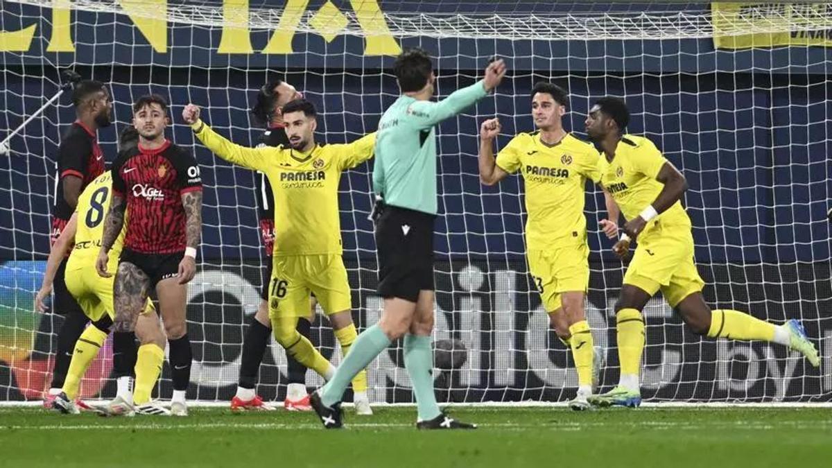 Los jugadores del Mallorca, abatidos tras uno de los goles del Villarreal en el partido de la pasada temporada.