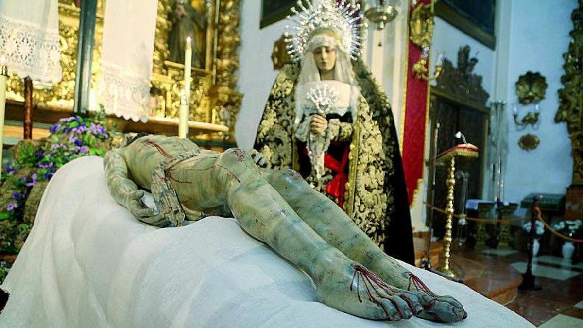 LA PARROQUIA DE EL SANTO ACOGE CADA AÑO LOS CULTOS DE LA PONTIFICIA HERMANDAD DEL SANTO ENTIERRO, CON EL SEÑOR YACENTE Y LA VIRGEN DE LA SOLEDAD