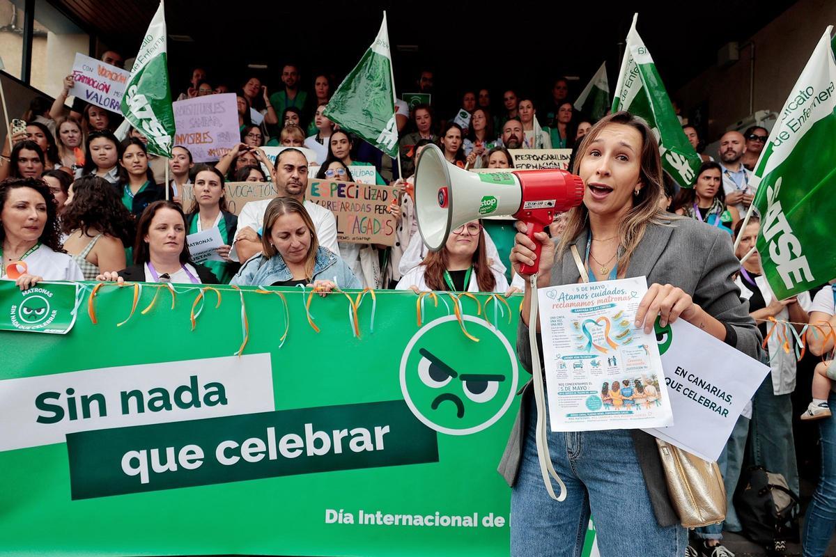 Concentración de matronas en el Hospital La Candelaria bajo el lema 'Nada que celebrar' Concentración de matronas en el Hospital La Candelaria bajo el lema 'Nada que celebrar'