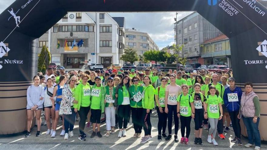 Curtis reúne a más de 50 corredores en la carrera contra el cáncer y a 300 participantes en la ‘andaina’