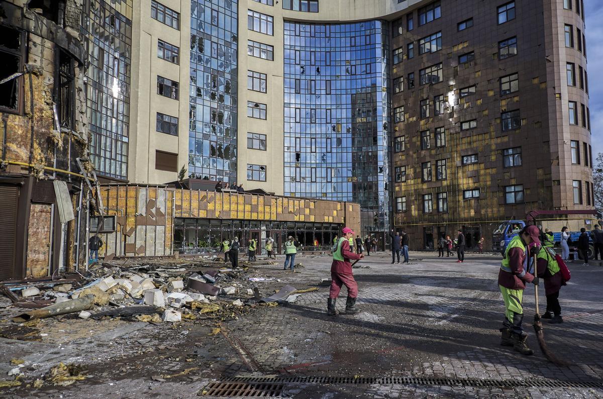 Kharkiv (Ukraine), 02/04/2026.- Ukrainian communal workers clear debris at the site of a Russian drone strike on a residential building in Kharkiv, northeastern Ukraine, 02 April 2026, amid the Russian invasion. At least two women were injured in the attack, the State Emergency Service of Ukraine reported. (Rusia, Ucrania) EFE/EPA/SERGEY KOZLOV