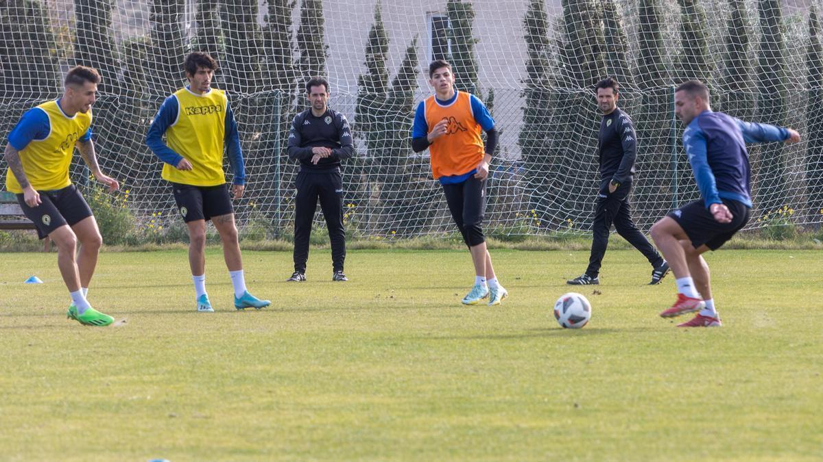 Nico Espinosa, con el peto naranja, durante un entrenamiento de esta semana en Fontcalent.