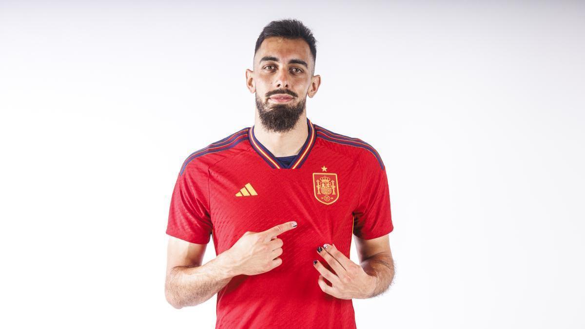 Borja Iglesias, en un posado con la Selección Española de fútbol.