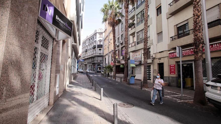 Fotografía de la calle Imeldo Serís, paralela a la calle del Castillo, la vía comercial más importante de Santa Cruz.