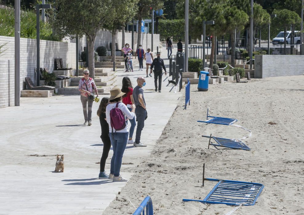 Los más pequeños salen del confinamiento después de más de 40 días pero un gran número de familias salen enteras y no se respeta la distancia de seguridad.