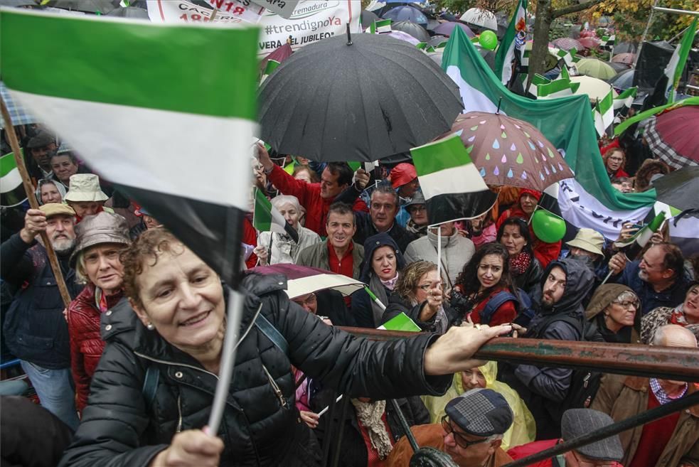 La manifestación por un tren digno para Extremadura en imágenes