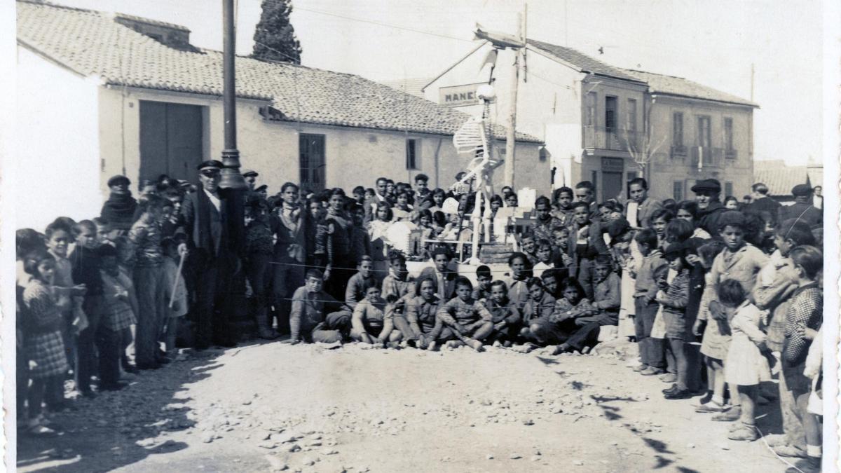 La primerafallade Paterna en 1935 realizada porlso alumnos de la escuela Cervantes.