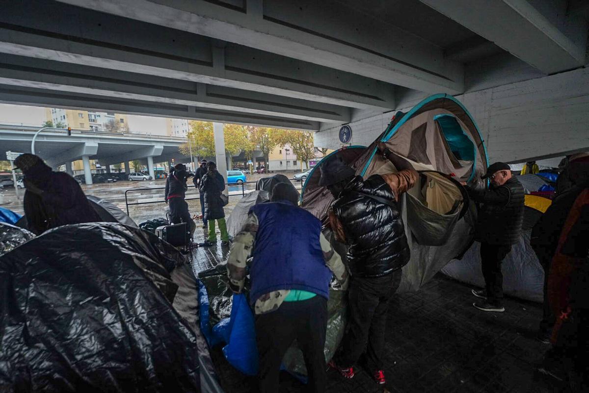 Los desalojados del B9 acampan bajo el puente de la C-31 en Badalona para protegerse de las lluvias intensas Los desalojados del B9 acampan bajo el puente de la C-31 en Badalona para protegerse de las lluvias intensas