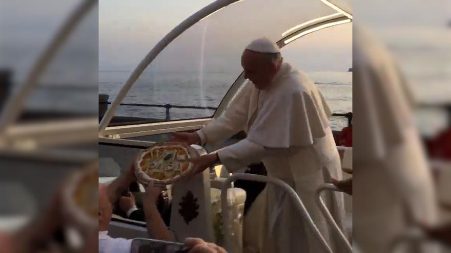 El gracioso recuerdo del Papa Francisco cogiendo una pizza desde el Papamóvil