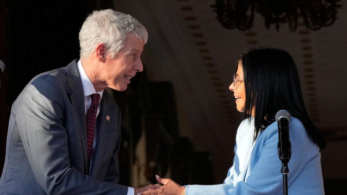 La presidenta encargada de Venezuela, Delcy Rodríguez, y el secretario de Energía de EEUU, Chris Wright, este miércoles tras su reunión en el Palacio de Miraflores.