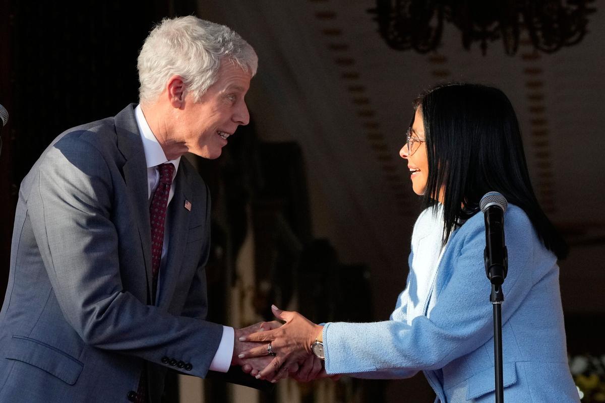 La presidenta encargada de Venezuela, Delcy Rodríguez, y el secretario de Energía de EEUU, Chris Wright, este miércoles tras su reunión en el Palacio de Miraflores.
