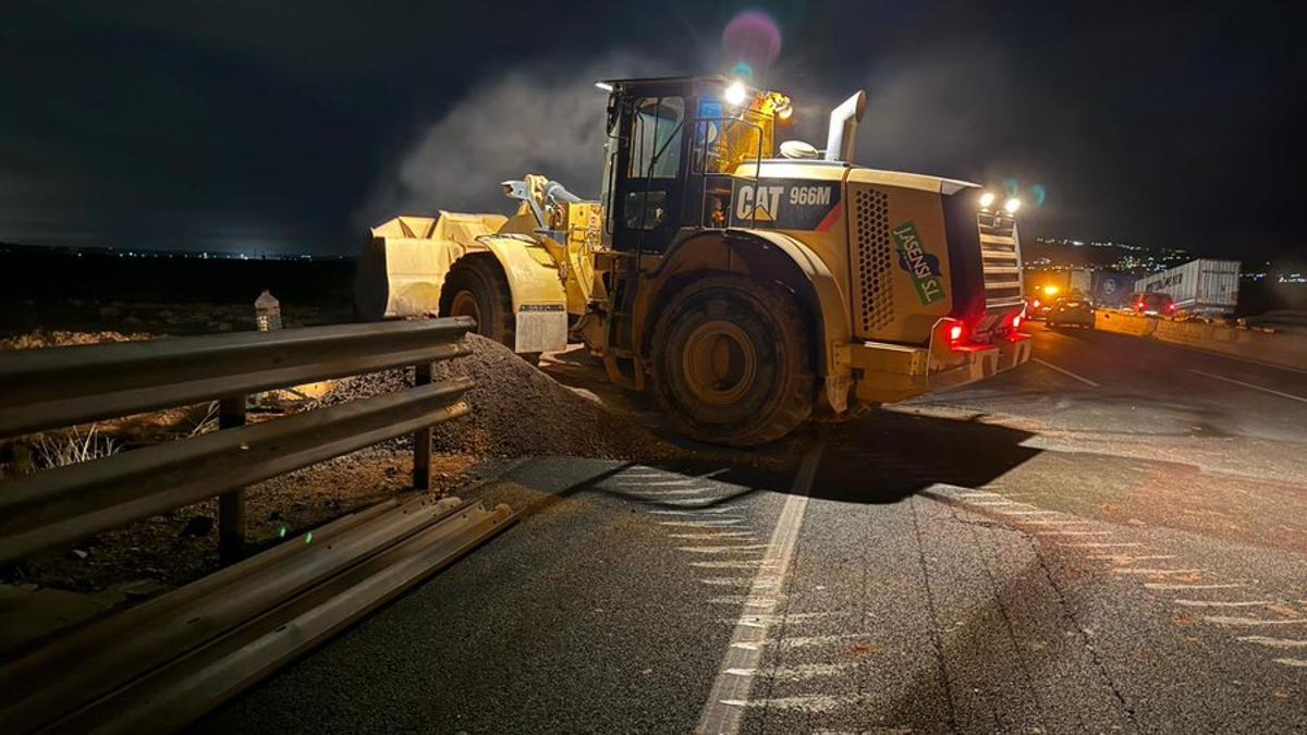 Obras nocturnas en el viaducto de la A-7 para despejar la vía y retirar los vehículos afectados por el colapso, que aún permanecían como se observa a la derecha.