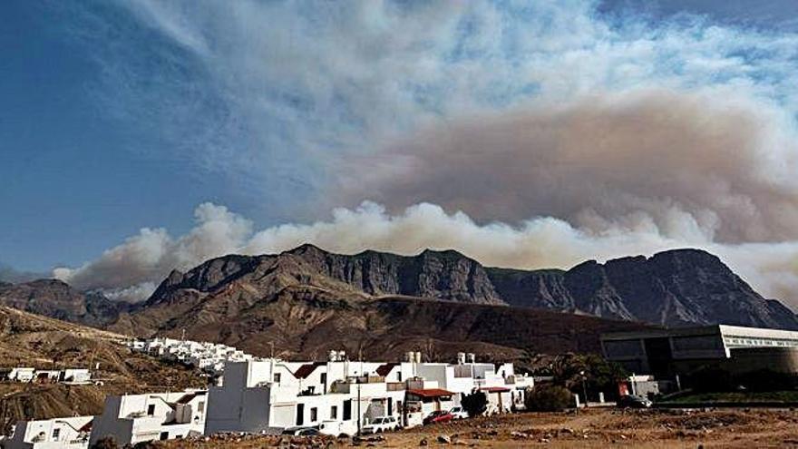 El incendio forestal declarado en Gran Canaria alcanza el Parque Natural de Tamadaba.