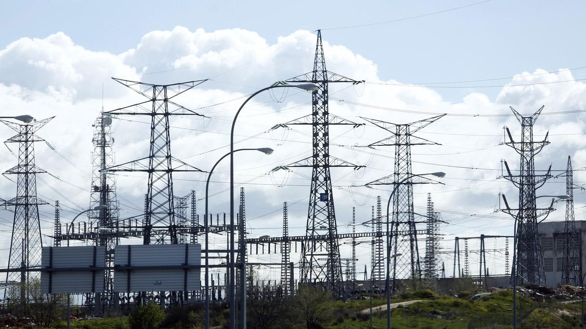 Archivo - Recursos de torre de alta tensión, electricidad