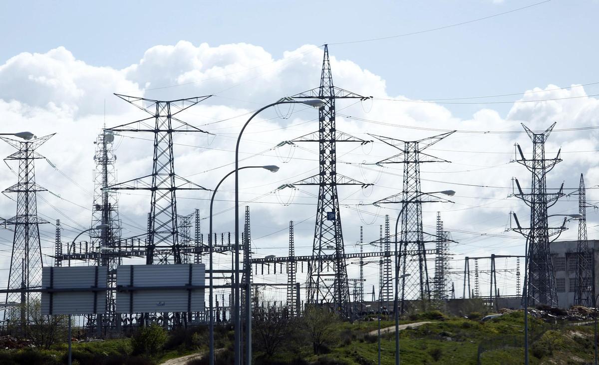 Imagen de archivo de torre de alta tensión eléctrica.