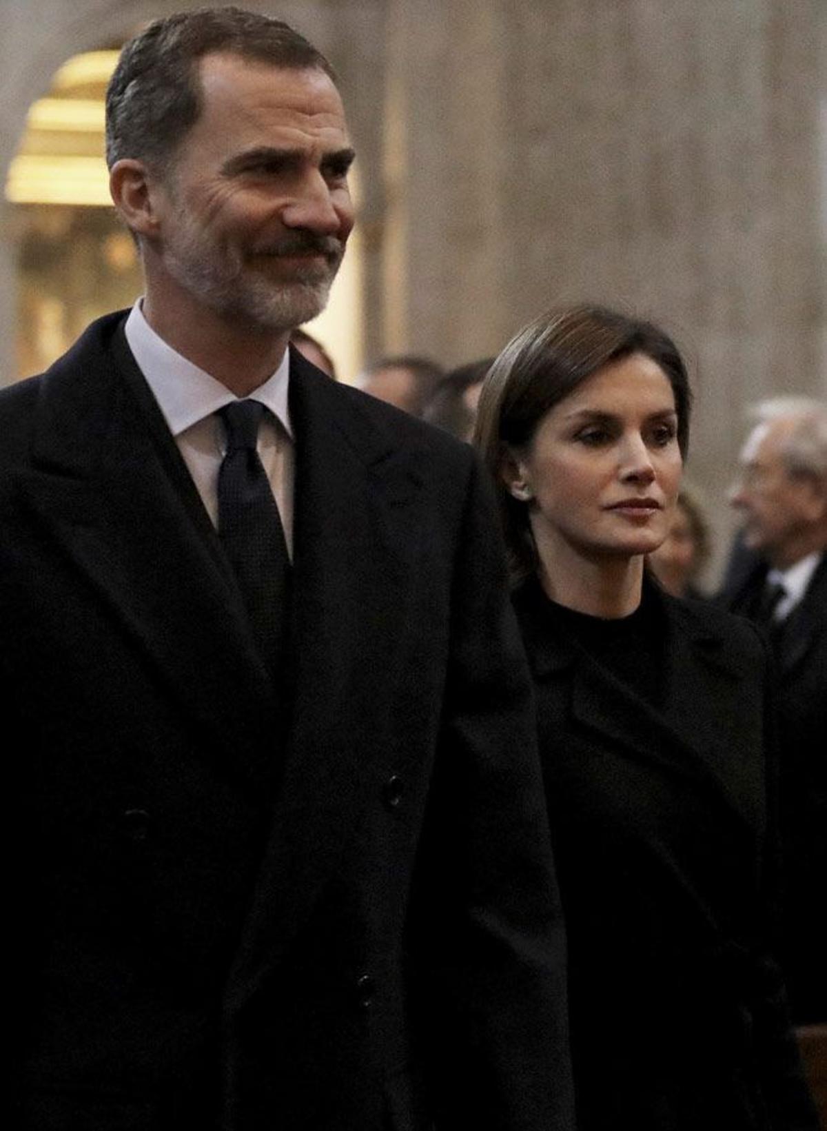 Los Reyes Felipe y Letizia, durante la misa