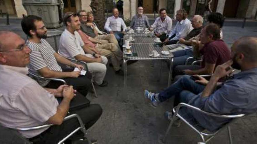 La tertulia que celebraron ayer por la tarde los arquitectos del Ruskin Coffee en el centro de Elche.