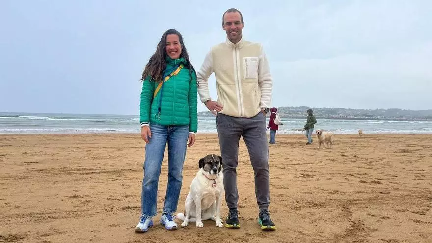 Los perros de Gijón se despiden de San Lorenzo ante el inicio de la temporada de baños: "Hay que buscar una solución"