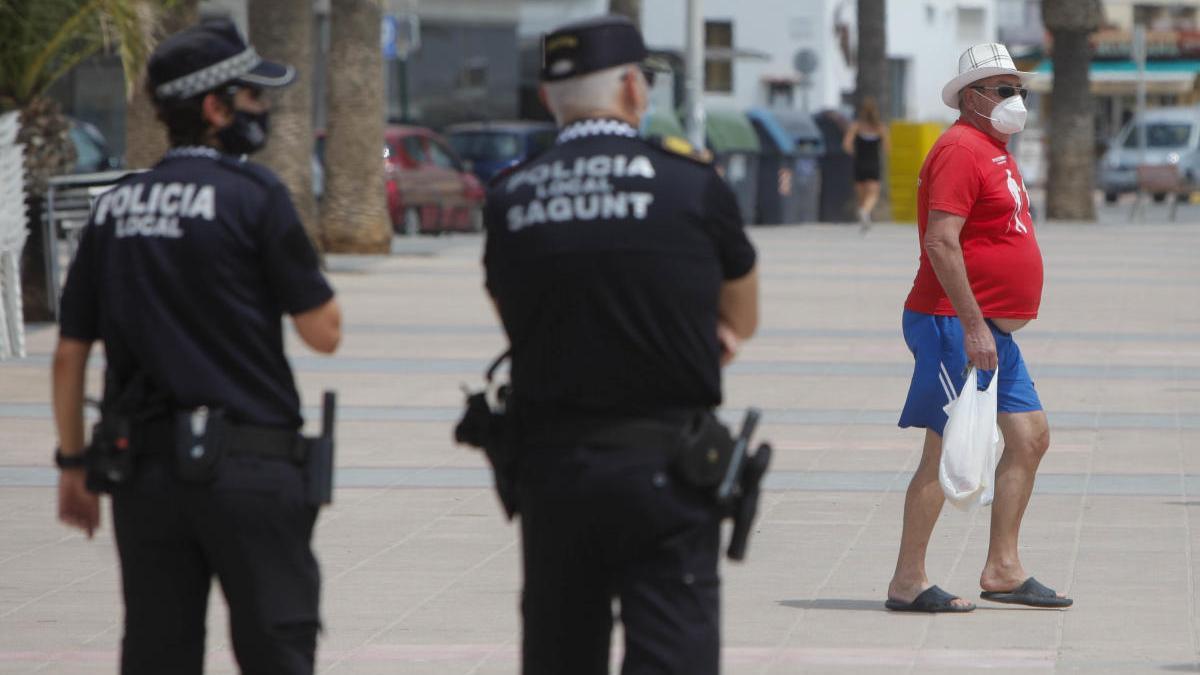 Dos policías, patrullando a pie por el Port de Sagunt.