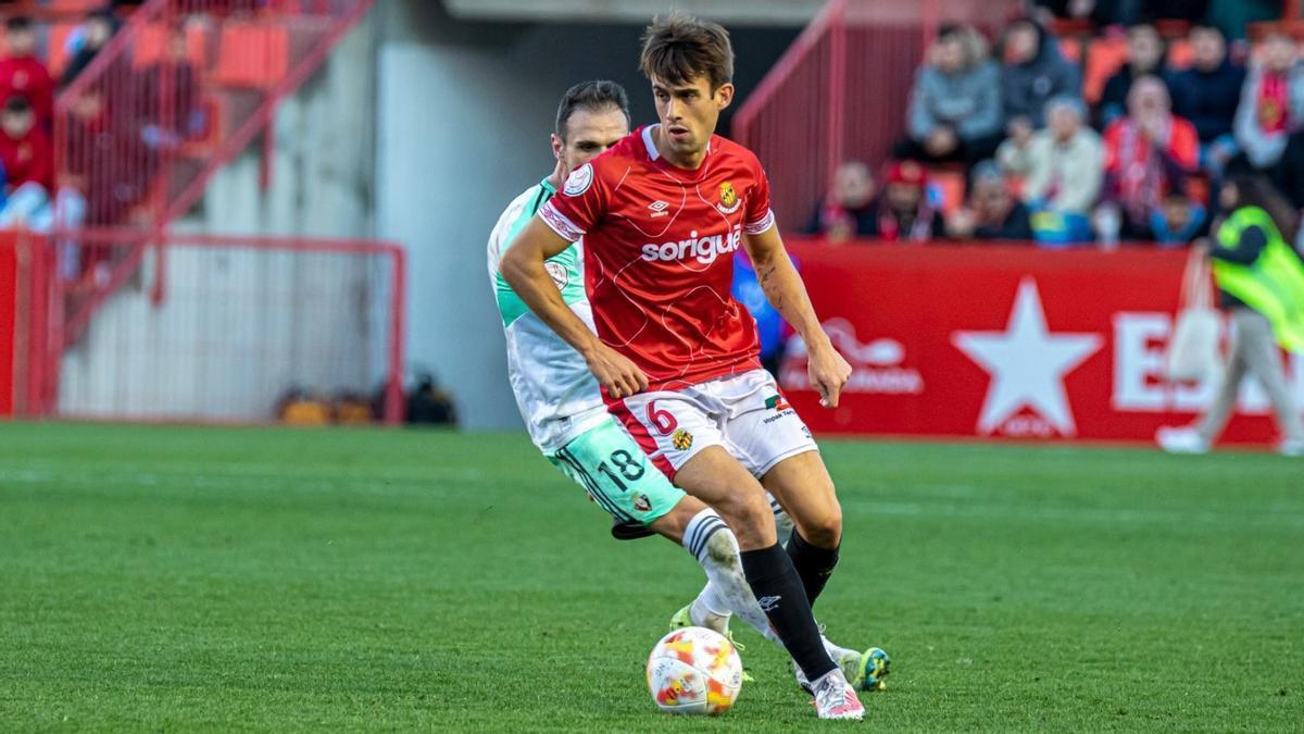 Ander Gorostidi conduce el balón duarante un partido con el conjunto tarraconense.