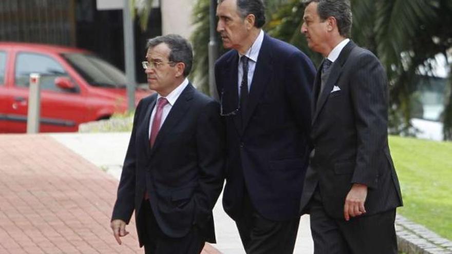 Seoane, Castellano y González-Bueno, ayer, a su entrada al Club Financiero de Vigo. / r. grobas