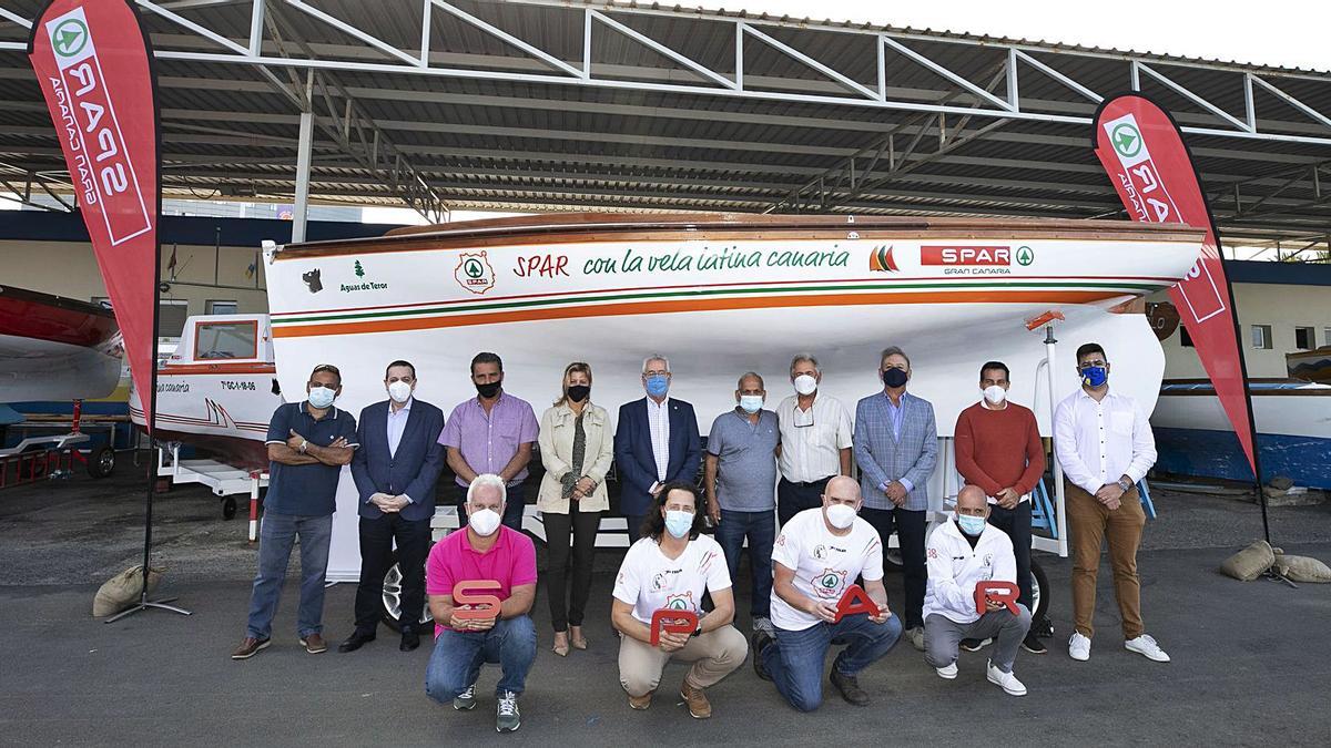 Foto de familia de la presentación del ‘SPAR Guerra del Río’, acto que tuvo lugar ayer en las instalaciones de la Federación de Vela Latina en el Muelle Deportivo. | | LP/DLP