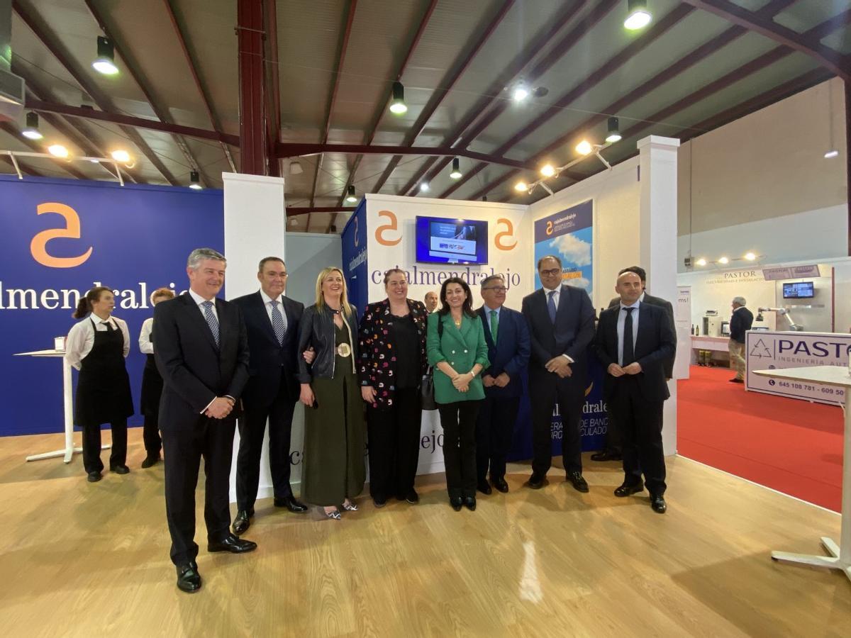 Algunas autoridades presentes en el Salón del Vino durante su paso por el stand de Cajalmendralejo.