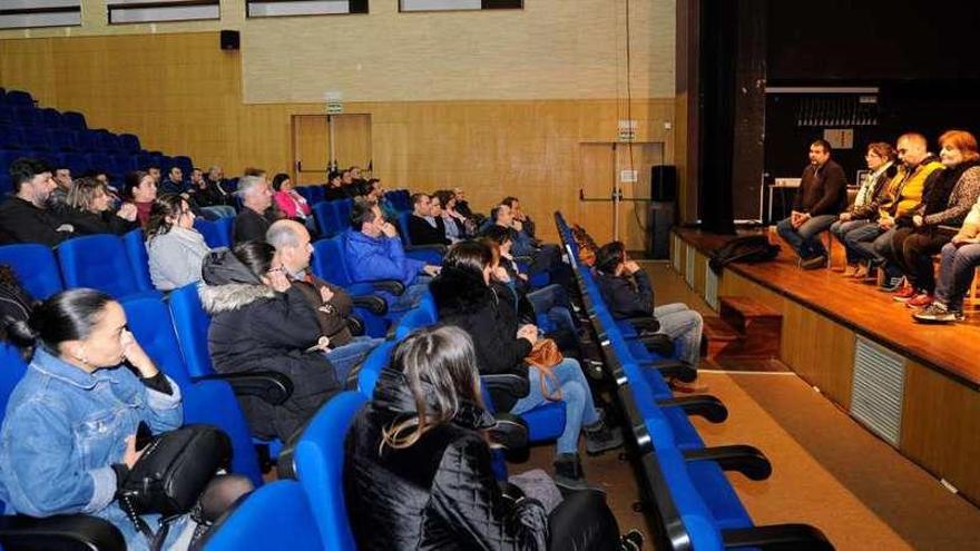 Representantes sindicales explicaron ayer a los padres los detalles de un preconcurso de acreedores en el Salón Teatro. // Bernabé/Javier Lalín