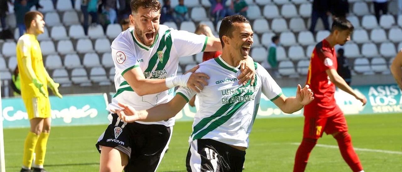 Miguel De las Cuevas y José Cruz celebran un gol ante el Mensajero en El Arcángel.