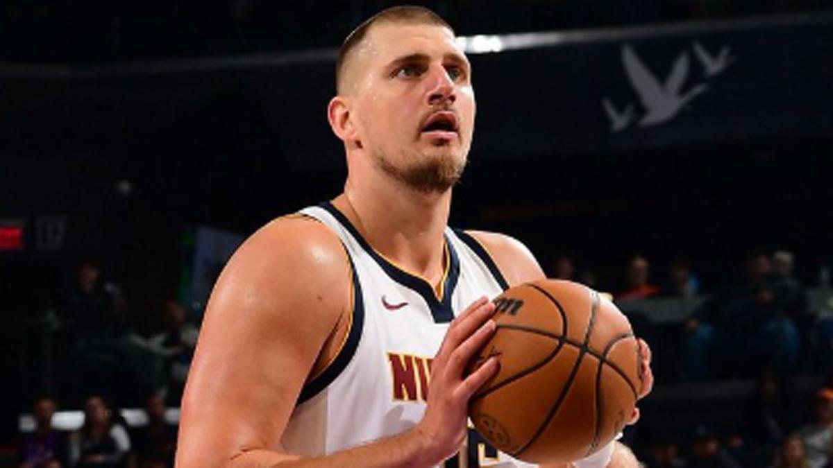 Jokic, lanzando un tiro libre
