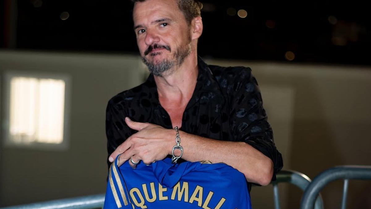 Coque Malla, con la camiseta del Real Oviedo