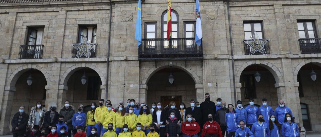 Recepción institucional a los mejores deportistas. La alcaldesa de Avilés, Mariví Monteserín, recibió esta semana a los medallistas nacionales e internacionales de los dos últimos años, un total de 59 de 14 clubes. | R. S.