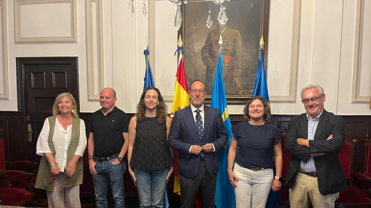 Mar Alonso, Jefa de Sección de Personal; Adolfo Onís, jefe servicio infraestructuras; Iréne Méndez-Laiz, Mario Arias, Sonia Sempere y Francisco Franco, secretario de la Junta de Gobierno local, durante la toma de posesión.