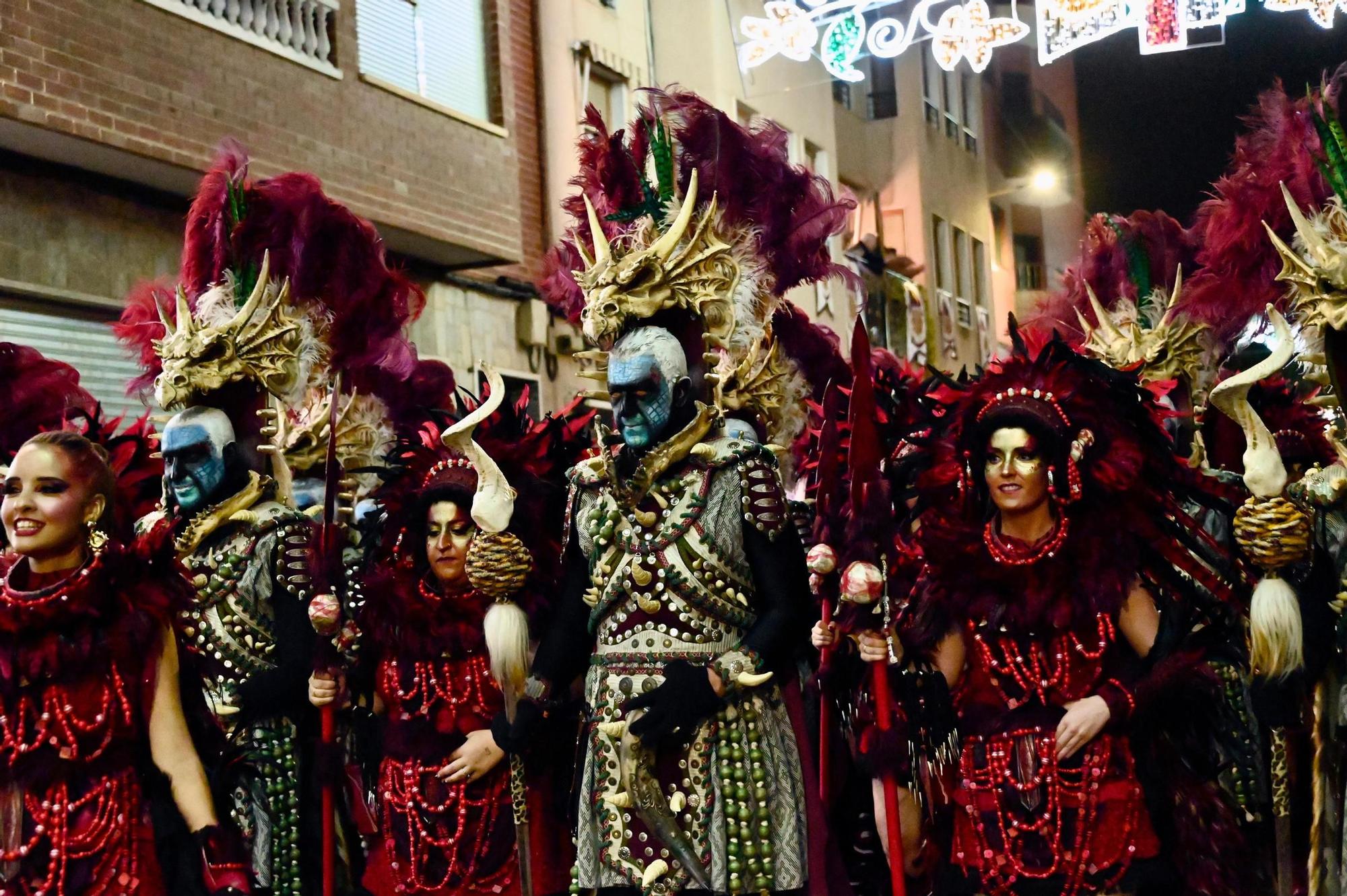 Dragones de San Jorge corona una Entrada Cristiana en Crevillent con un boato de 1.300 participantes