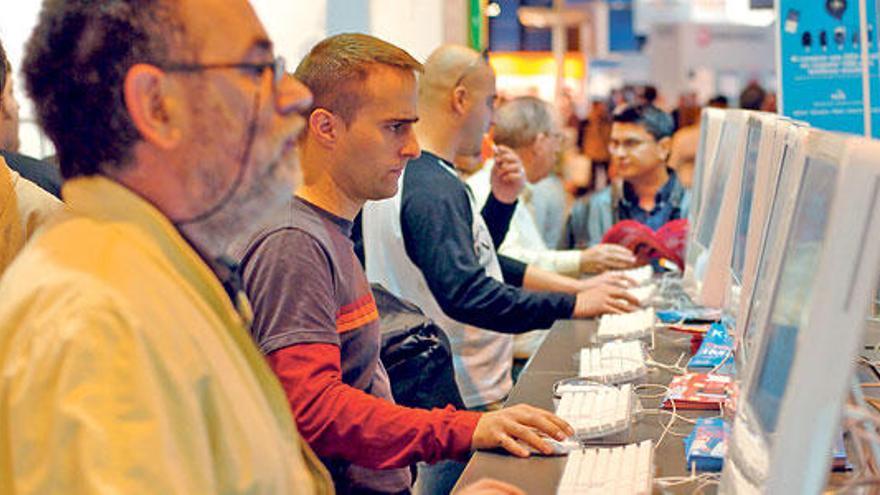 Usuarios en una feria de informática celebrada este año.