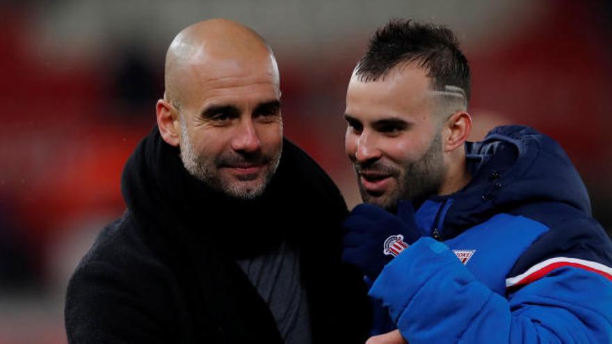 Guardiola bromea con Jesé durante un partido de Premier League.