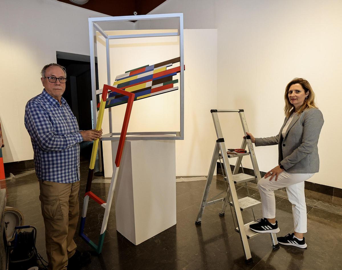 Eduardo Lastres y la comisaria de la muestra, María José Gadea, en el montaje de la exposición