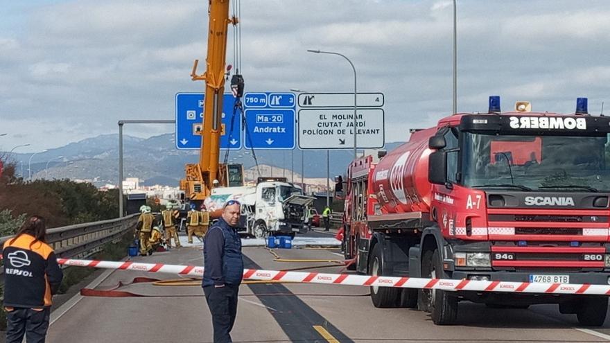 Atasco kilométrico en la autopista del aeropuerto hacia Palma tras volcar un camión cargado de gasoil