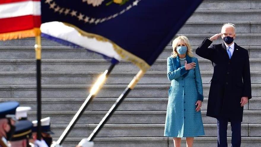 El presidente de Estados Unidos, Joe Biden, en su investidura junto a su mujer.