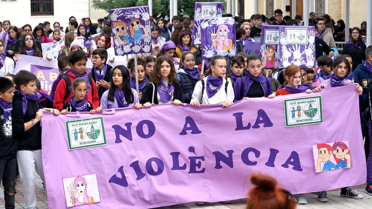 Niños y niñas durante la última marcha reivindicativa celebrada en Benetússer contra la violencia machista.