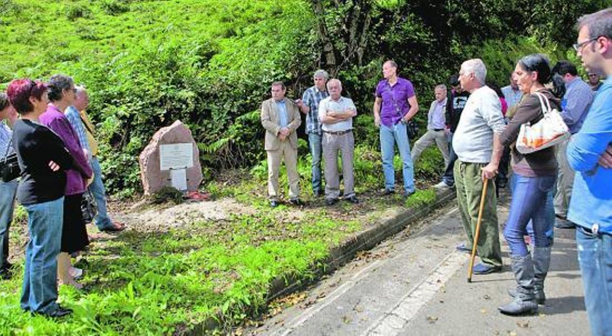 El acto de homenaje con el descubrimiento del monolito que homenajea a los cuatro guerrilleros, ayer.