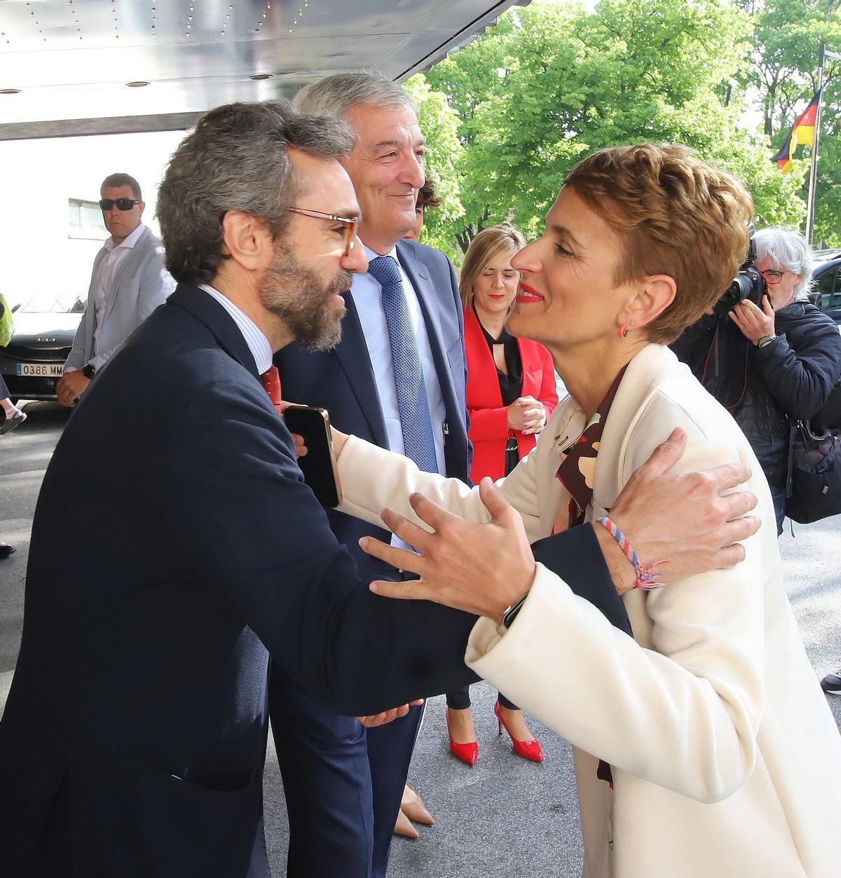 Desayuno informativo con Salvador Illa en Pamplona organizado por Diario de Noticias y EL PERIÓDICO. Aitor Moll, consejero delegado de Prensa Ibérica, saluda a María Chivite, presidenta de Navarra, en presencia de Iñaki Alzaga, presidente del Grupo Noticias.