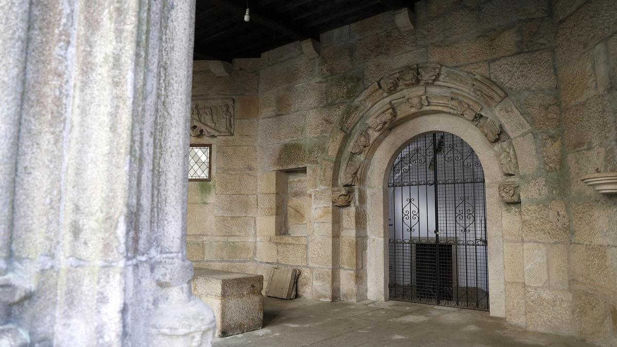 Entrada al patio interior del instituto desde las ruinas de Santo Domingo.