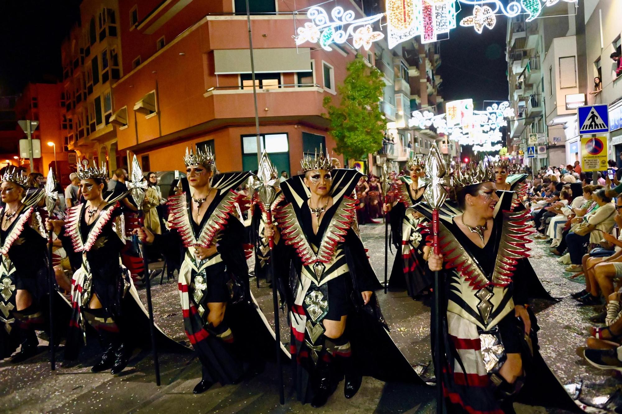 Dragones de San Jorge corona una Entrada Cristiana en Crevillent con un boato de 1.300 participantes