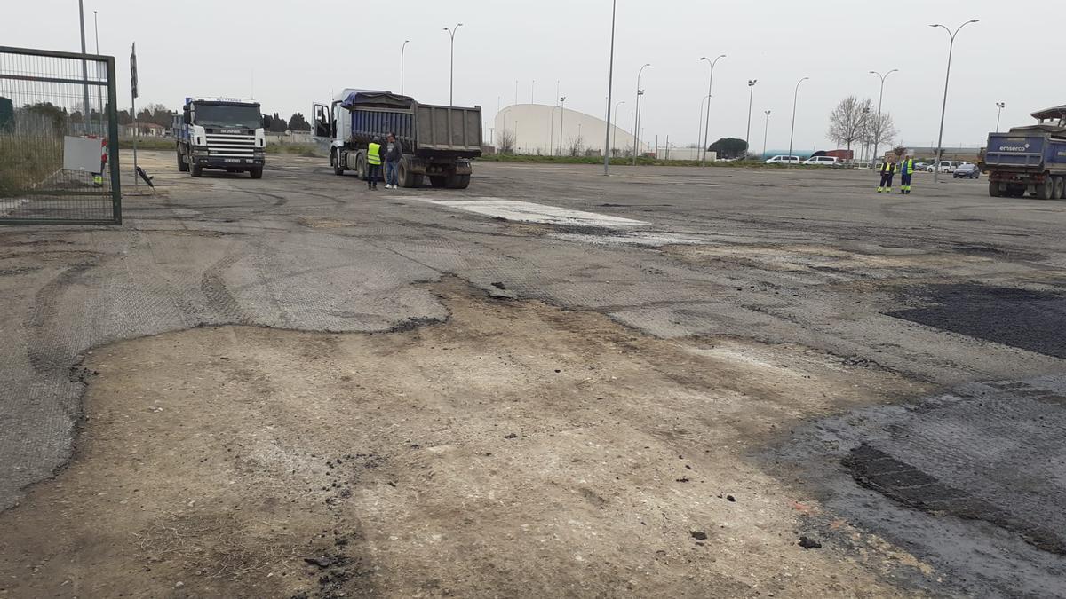 Obras de asfaltado en el párking del estadio Ruta de la Plata de Zamora.