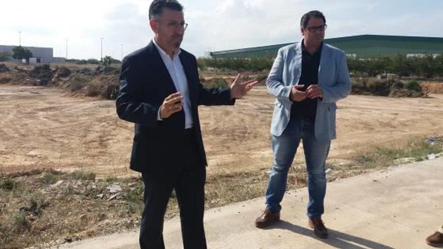 Manuel Pineda y Joaquín Hernández en la parcela preparada para la transferencia de basura.