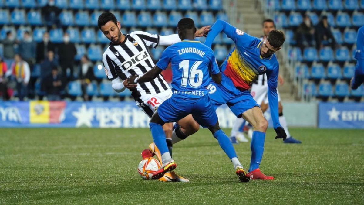 Vicente Esquerdo ante dos jugadores del FC Andorra.